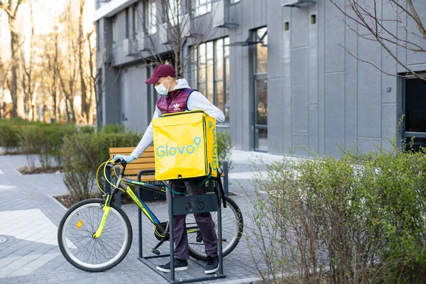 Kiev Ukraine 2021年4月28日 Glovo送货男孩 街上有著名的黄色盒子和自行车 骑自行车的送货服务人员 — 图库照片