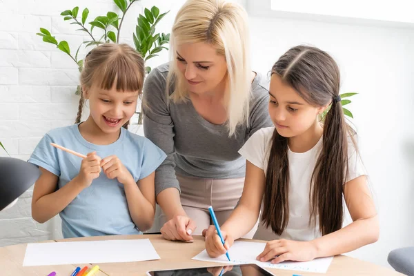Mooie Jonge Moeder Helpen Haar Dochters Met Huiswerk — Stockfoto