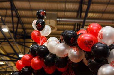 Renkli balonlar, parti geçmişi. Soluk pembe, sarı ve beyaz balonlar. Pembe perde