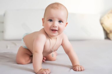 - Altı aylık bir çocuk. yeni doğan 6 ay