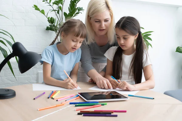 Küçük şirin liseli kızlar. Genç öğrenciler ödevlerini yapıyor. Küçük çocuklar için eğitim. Okul konseptine dönelim.