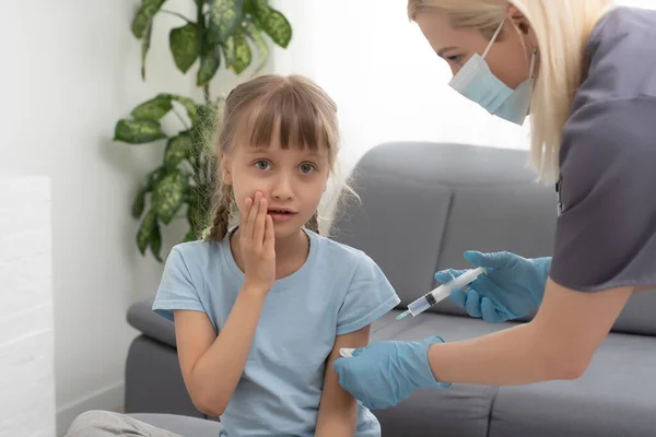 Arts Maakt Een Kind Vaccinatie — Stockfoto