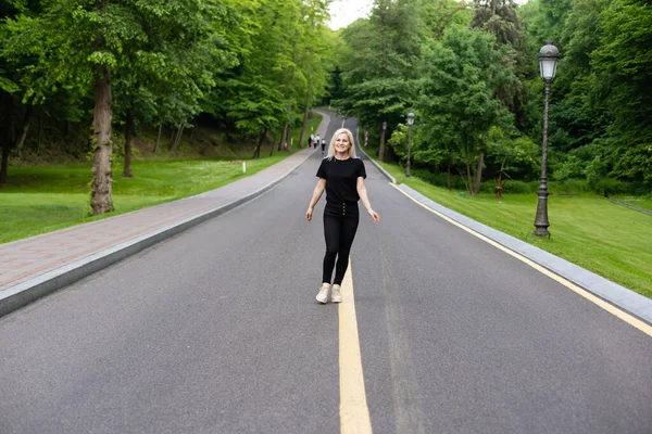 Mulher Caminhando Longo Uma Estrada Rural — Fotografia de Stock