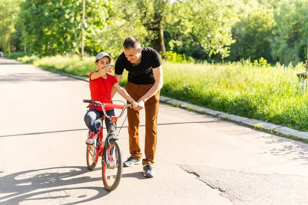 Feliz Padre Alegra Que Hija Aprendió Montar Bicicleta — Foto de Stock