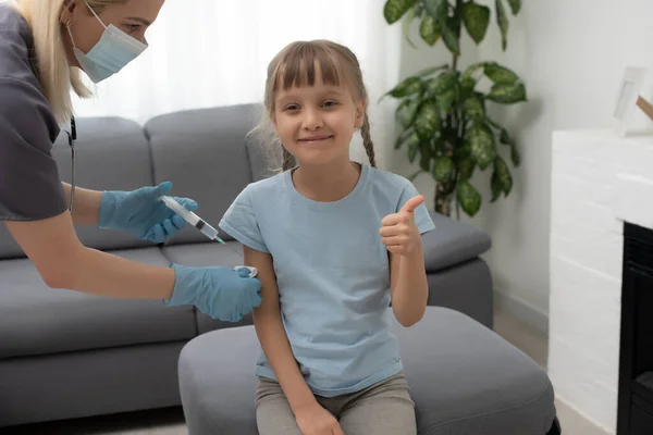 Verpleegkundige Die Vaccinatie Toedient Aan Kleine Meisjespatiënt — Stockfoto