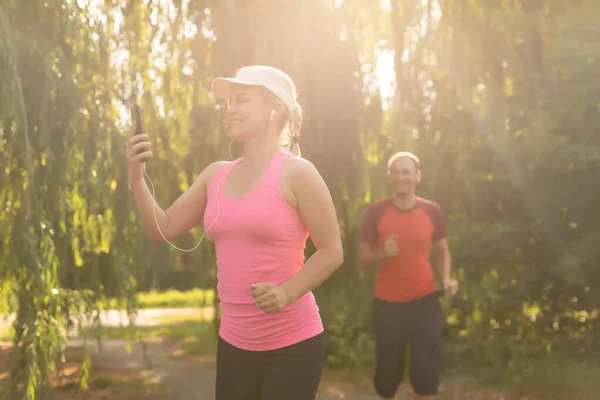 Kobieta Mężczyzna Idą Uprawiać Sport Lesie — Zdjęcie stockowe