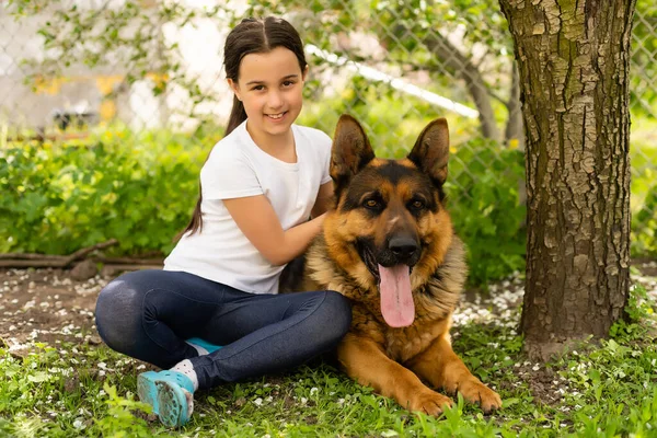 Χαρούμενο Κοριτσάκι Ένα Σκύλο Γερμανικό Βοσκό — Φωτογραφία Αρχείου