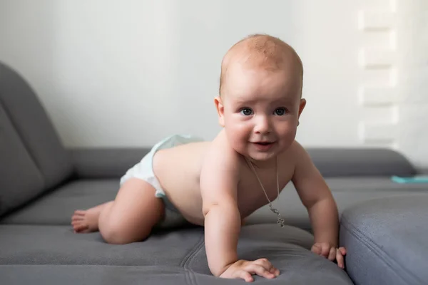 Adorable Bebé Dormitorio Blanco Soleado Niño Recién Nacido Relajándose Cama —  Fotos de Stock