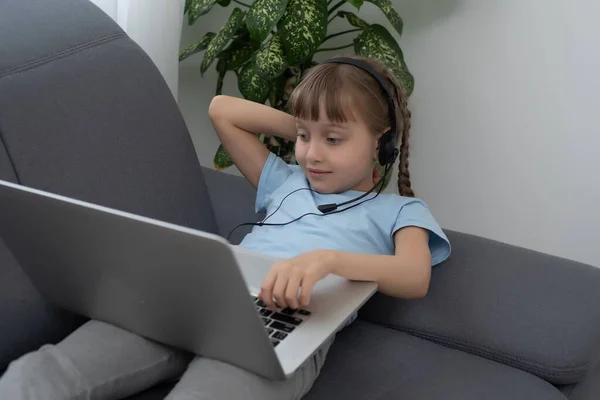 Domácí Školka Malá Mladá Dívka Student Učení Virtuální Internet Line — Stock fotografie