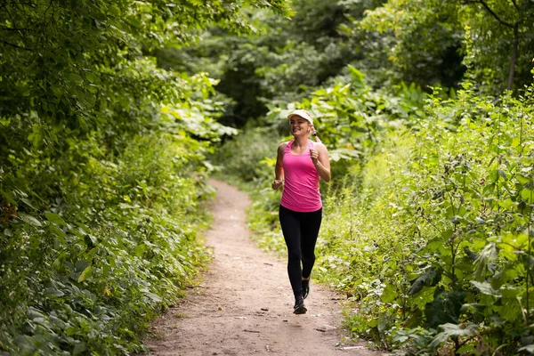 Çalışan kadın. Kadın atlet bir parkta açık egzersiz sırasında koşu. Güzel kız uygun. Kilo kaybı