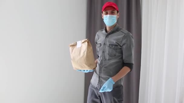 마스크를 보호용 장갑을 배달하는 소포를 전달한다 세계적 유행병에서 일하는 사람들 — 비디오
