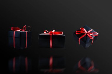 Yığınla siyah kutulu hediye yığını istiflenmiş. Noel konsepti.