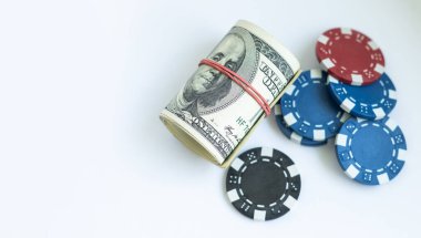 Poker fişleri ve para, kumarhane ikramiyesi. Kumar konsepti