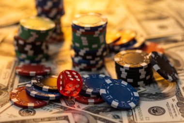 Poker kartları royal floş, nakit para dolar banknotları. Kumar, kumarhane fişleri, zarlar. Kumarhane fişleri, kumar fişleri, çekler ya da kumarhane kulübündeki yeşil masanın üzerindeki çekler..