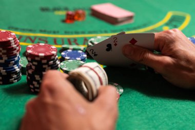 Masada blackjack oynayan ve kumar oynayan bir adam..