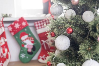 Noel, yeni yıl arifesi, süslenmiş çelenk ve toplarla süslenmiş köknar ağacı.