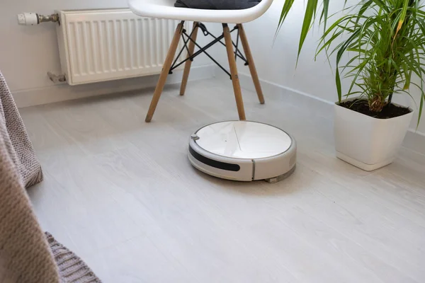 Robotic Vacuum Cleaner Laminate Wood Floor Smart Cleaning Technology — Stock Photo, Image