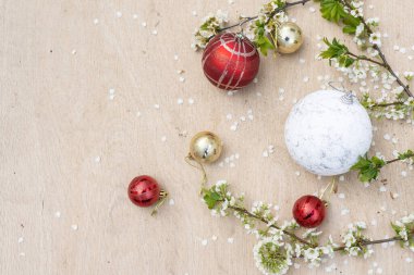 Noel süslemeleri ve çiçekli bir dal..