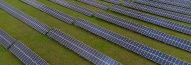 Güneş Panelleri 'nin hava görüntüsü güneş ışığı alan güneş pili. Güneş panelleri üzerinde İHA uçuşu, yenilenebilir yeşil alternatif enerji konsepti