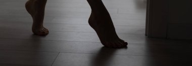 Beyaz arka planda bakımlı güzel kadın bacakları..