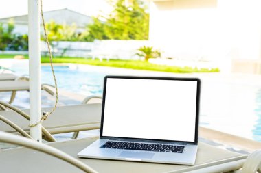 Gri dizüstü bilgisayar güvertede klavyeyle açılıyor.