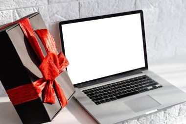 Boş ekran dizüstü bilgisayar. Noel dekorlu, modern, rahat bir ev oturma odası. Merkez ofis masa çalışma alanı.