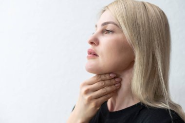 Tanınmayan kadının boğazını boğaz tutar.