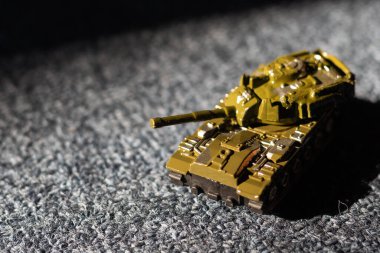 Koyu arkaplanda Yeşil Plastik Tank Oyuncağı.