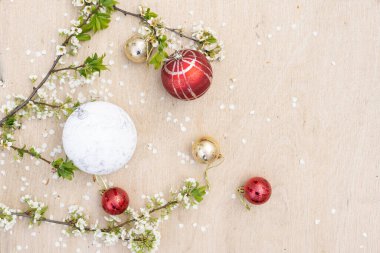 Noel süslemeleri ve çiçekli bir dal..
