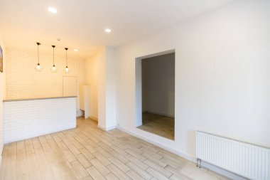 Küçük bir ofisteki koridorda resepsiyon masası..