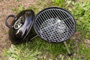 Boş Barbekü Izgarası Yazın Arka Bahçe Bahçesinde Yakın plan