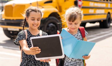 Mutlu bir hayat. Mutlu gülümseyen arkadaşlar. Eğlenmene bak. Mutlu çocuklar dışarıda dinleniyor. Neşeli arkadaşlar. Kardeşlik ve dostluk. Neşeli okul kızları güneşli bir günde
