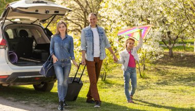 Çantalı Asyalı Müslüman aile gitmeye hazır. Aile seyahati kavramı.