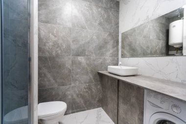 Gri fayanslı modern banyo, pürüzsüz, lüks iç döşeme