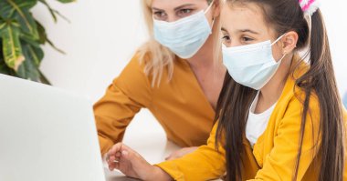 Annem evde çocuklarla çalışıyor. Koronavirüs salgını sırasında karantina ve kapalı okul. Evde eğitim ve serbest meslek. Kız oynuyor. uzak çalışma.