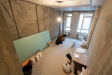 Dairede alçıpan duvarları yapmak için metal çerçeveler - alçıpan - alçıpan için çalışma süreci inşaat, yenileme, yenileme, yenileme, uzatma, restorasyon ve yeniden yapılanma aşamasında.