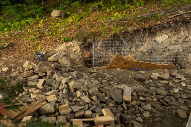 Gabionlar, toprak kaymaları ve yol kenarındaki toprağın yer değiştirmesiyle dağ yamaçlarının güçlendirilmesi..
