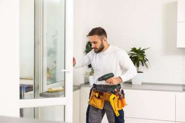 Usta plastik pencereyi tamir eder, garanti belgesi.