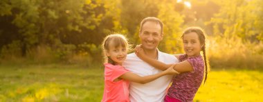 Mutlu sevgi dolu aile, baba ile iki gün batımı, Aile ilişki ve arkadaşlık kavramı, açık havada küçük şirin kız oynamaya