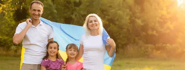 Familia Feliz Con Bandera Ucrania Campo — Foto de Stock