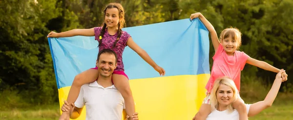 Familia Con Bandera Ucrania Feliz Día Independencia Ucrania Día Nacional — Foto de Stock