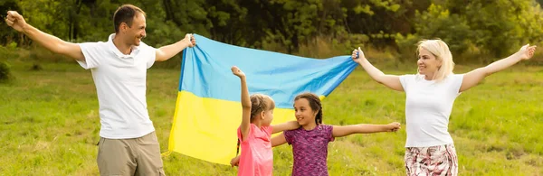 Bandeira Ucrânia Mãos Menina Campo Criança Carrega Fluttering Bandeira Azul — Fotografia de Stock