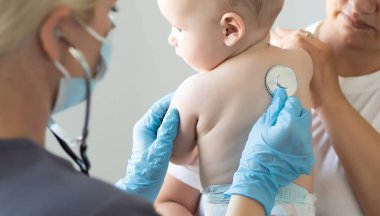 Yeni doğmuş beyazı olan bir doktor..