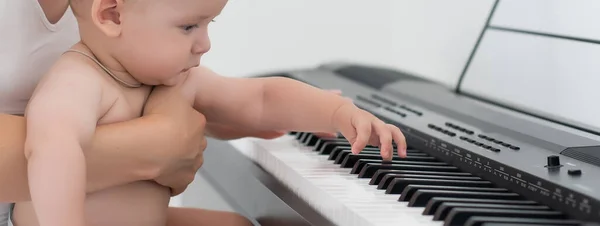 Petite Fille Mère Jouant Piano — Photo