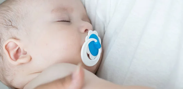 Niño Recién Nacido Descansando Brazos Madres —  Fotos de Stock