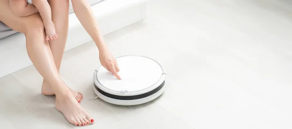 Young Mother Sitting Sofa Toddler Son Watching Robot Vacuum Cleaner — Stock Photo, Image