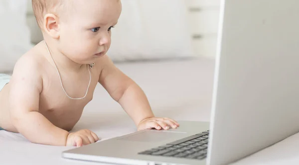 Een Baby Een Computer — Stockfoto
