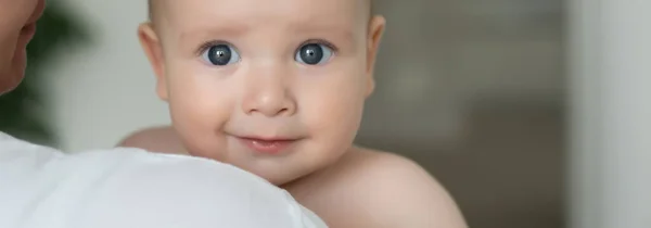 Felice Madre Che Tiene Suo Bambino — Foto Stock