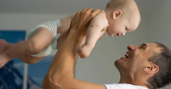 Baba Beyaz Yatak Odasında Yeni Doğmuş Bebeğe Sarılıyor — Stok fotoğraf