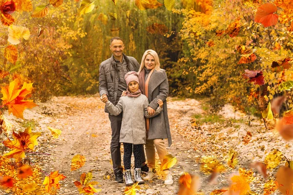 Family Walking Autumn Park Fallen Fall Leaves High Quality Photo — Fotografia de Stock